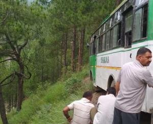 A road accident occurred in Sirmaur, a private bus full of passengers narrowly escaped after falling into the ditch