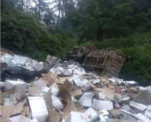 A truck laden with apples became a victim of an accident in Kotkhai