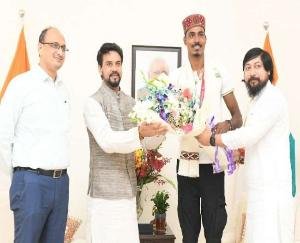 Union Sports Minister Anurag Thakur welcomes Nishad with Himachali tradition in Delhi