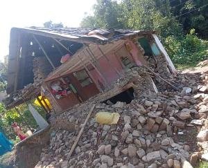 रामपुर : बारिश के कारण गिरा राज कुमारी का घर, राष्ट्रीय मानव देखभाल संगठन ने की मदद