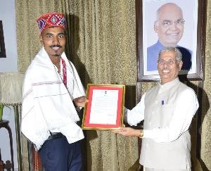 शिमला : पैरालोपिक के रजत पदक विजेता निशाद को राज्यपाल ने किया सम्मानित