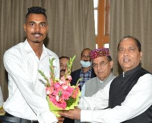 पैरालिंपिक सिल्वर मैडल विजेता निषाद कुमार ने मुख्यमंत्री से की भेंट