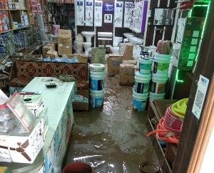 Kullu: Due to heavy rains, debris entered houses and shops