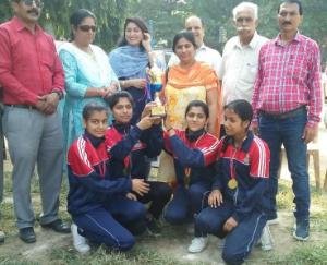 बी एल पाठशाला कुनिहार ने अंडर-19 छात्रा खेलकूद प्रतियोगिता में झटकी ट्राफी