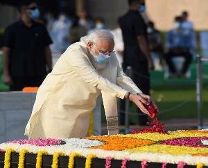 PM Modi paid tribute to Bapu by visiting Rajghat, said this