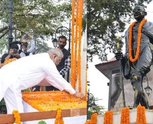 Shimla: Governor and Chief Minister pay tribute to Mahatma Gandhi and Lal Bahadur Shastri