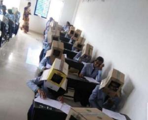 परीक्षा में छात्र ना कर पाए नकल, कॉलेज ने बच्चों के सिर पर पहना दिए गत्ते के डिब्बे