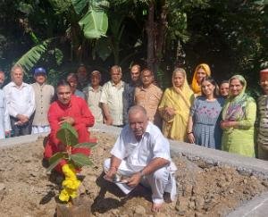   शिव भूमि स्थित पुष्प वाटिका में  पीपल के पौधे की कि गई स्थापना 