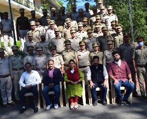 नाहन :वन विभाग में 14 वर्ष का सेवाकाल पूर्ण कर चुके वन रक्षकों को किया सम्मानित