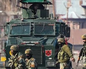 Encounter continues with terrorists in Jammu and Kashmir's Pulwama, security forces surrounded Lashkar's top commander Umar Khande