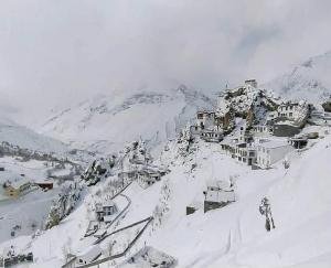 Himachal Pradesh: Seven tourists were rescued from Kunzum Pass, one tourist died in Sarchu