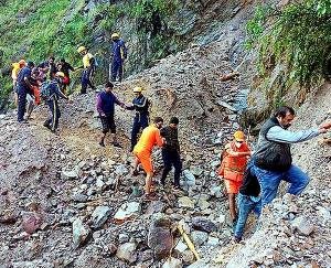 Uttarakhand: More than 700 tourists stranded in Kumaon division, relief and rescue work of police and administration continues
