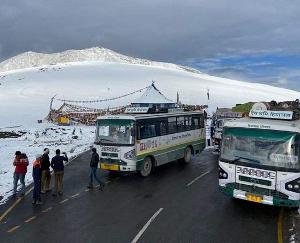Light snowfall on high peaks including Rohtang Pass amid Yellow Alert in Himachal Pradesh