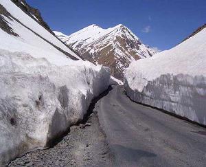 Himachal Pradesh: Manali-Leh road closed due to snowfall restored