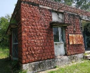 रक्कड़: चौली मे चल रहे प्राथमिक स्वास्थ्य केंद्र की सरकारी इमारत में पड़ी दरारें