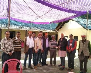 जसवां-परागपुर : समाजसेवी मुकेश ठाकुर ने लड़कियों की शादी के लिए दिया शगुन, कलोहा में बच्चों को बांटी किताबें