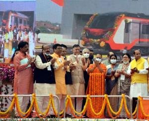 CM Yogi flagged off the trial run of metro train in Kanpur