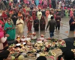 On the fourth day of Chhath Mahaparv, the four-day festival ended by offering morning arghya to the Sun God.