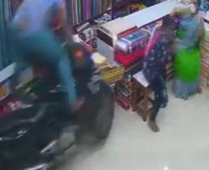 Bike entered the clothes shop uncontrollably, video went viral on social media