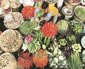 Common man upset due to rising tomato and vegetable prices