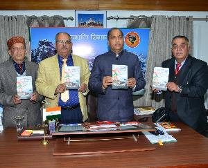 शिमला :कैप्टन राम सिंह ठाकुर पर लिखित राजेंद्र राजन की किताब का मुख्यमंत्री ने किया विमोचन