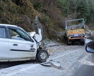 शिमला :कुफरी और फागू के बीच फिसलन के कारण कई गाड़ियां दुर्घनाग्रस्त।