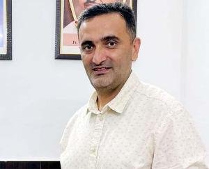 A section in favor of Chetan's return to the party