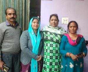 इन्दौरा:- सोशल मीडिया पर वीडियो वायरल होने के बाद प्रधान रानी देवी ने कहा धोके से पहनाया हार