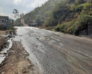 दाड़लाघाट :- सड़क पर है गड्ढों का बोलबाला ,कैसे जाएं राहगीर 