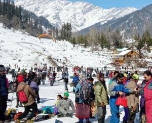 The first snowfall of the year occurred in Himachal Pradesh's famous tourist destination Manali, Solangnala