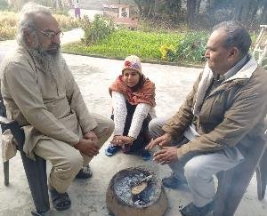 Dehra: The severe cold increased the difficulties, residents of Nehran Pukhar were chilly in the morning and evening