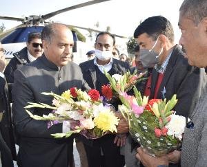 Shimla: Warm welcome to Chief Minister on arrival at Palampur