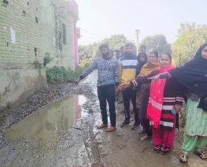 इंदौरा : राजाखासा गाँव में मुख्य रास्ते के हाल बेहाल, विभाग की अनदेखी से लोग नरकीय जीवन जीने को हुए मज़बूर