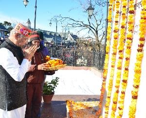 Shimla: Governor and Chief Minister pay floral tribute to former Prime Minister Atal Bihari Vajpayee