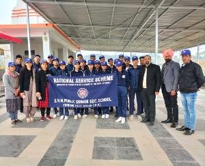 Kunihar: Students of SVN Public Senior Secondary School cleaned the temple