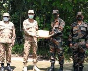 Soldiers of India and Pakistan make New Year's sweets to each other along the LoC
