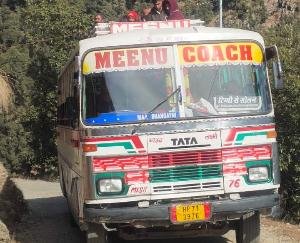 संगड़ाह : छत पर सवारियां ले जा रही निजी बस का 14,500 का चालान, बिना लाइसेंस परिचालक पर भी कार्यवाही 