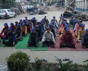 Darlaghat: The importance of yoga was told to the students in the Government Adarsh Senior Secondary School, Dhundan.
