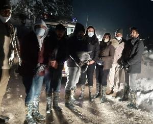 Shimla: Police rescued 6 tourists trapped in snow in Kufri