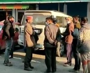 जोगिंद्रनगर : कार के गहरी खाई में लुढ़कने से महिला की मौत 