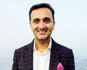 Youth leader Chetan Singh Bragta reached Dashana village to mourn the death of the electrician