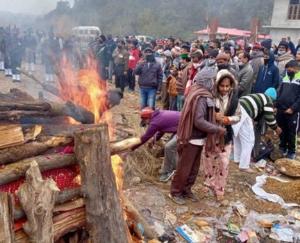 Hamirpur: Martyr Surendra merged in Panchtatva, daughter gave fire