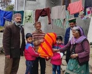 जोगिन्दर नगर : सेवा भारती कार्यकारिणी द्वारा जरूरतमंदों को वितरित किए गए 30 कंबल