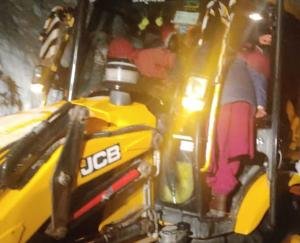 संगड़ाह : 3 फुट के करीब बर्फ से ढकी सड़क पर जेसीबी में ले जानी पड़ी बारात 