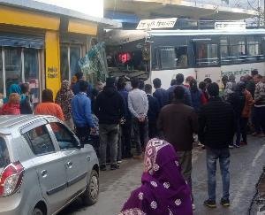Darlaghat: Himachal Road Transport Corporation bus crashes, all passengers safe