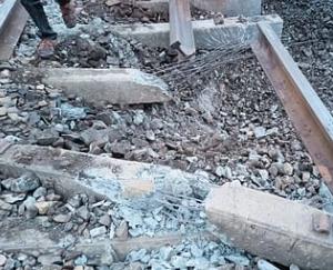 Jharkhand: Naxalites blew up railway track, movement of trains on this route stalled