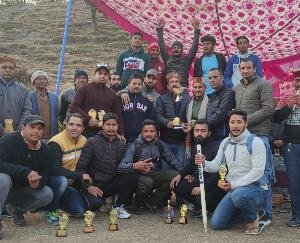 जोगिन्दर नगर : जिमजिमा की टीम ने जीती क्रिकेट ट्रॉफी