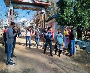 Dharamshala: The workers of Akhil Bharatiya Vidyarthi Parishad welcomed the teachers and students