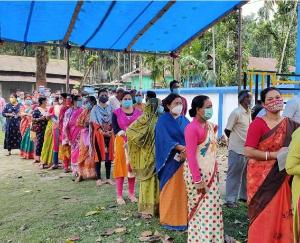 Voting amid sporadic violence in Bengal, scuffle with two candidates in Bidhannagar