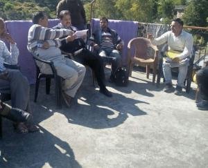 विधायक रामलाल ठाकुर ने किया अग्नि प्रभावित गाँव का दौरा